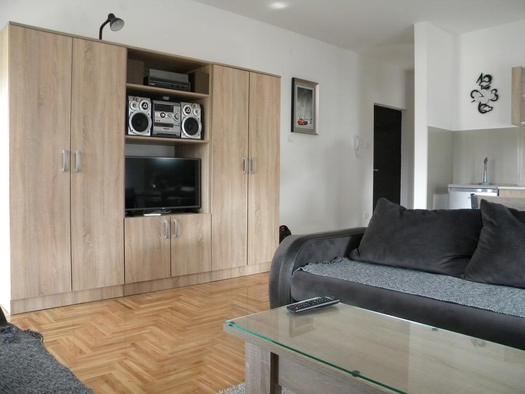 Apartment Srebrni Oblak أراندجيلوفاك المظهر الخارجي الصورة