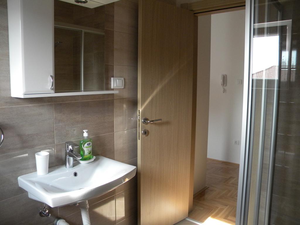 Apartment Srebrni Oblak أراندجيلوفاك المظهر الخارجي الصورة